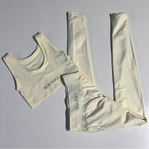 Saski Workout Set of Sports Bra and High Waist Leggings in Pale